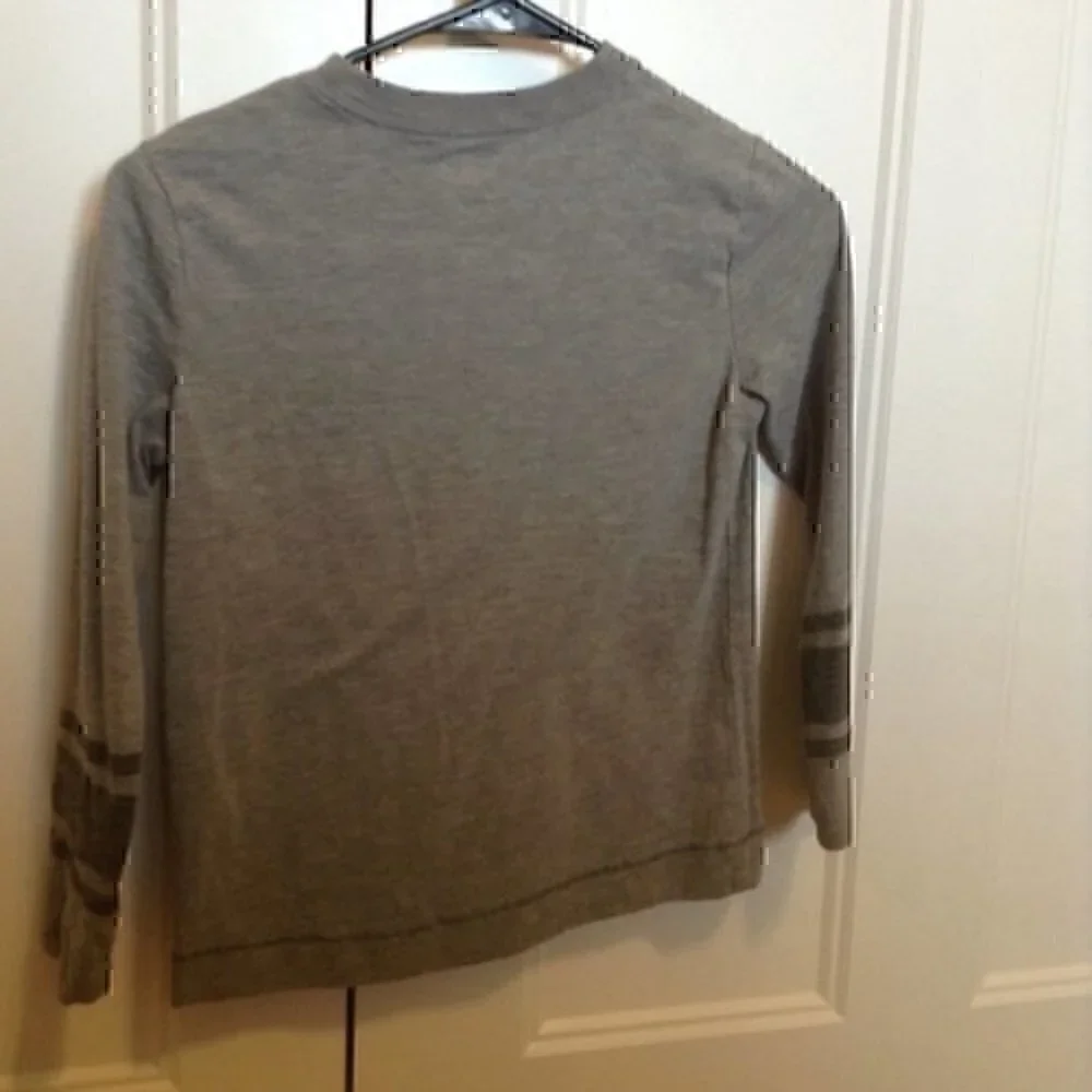 Old Navy boys size small 6/7 long sleeved t